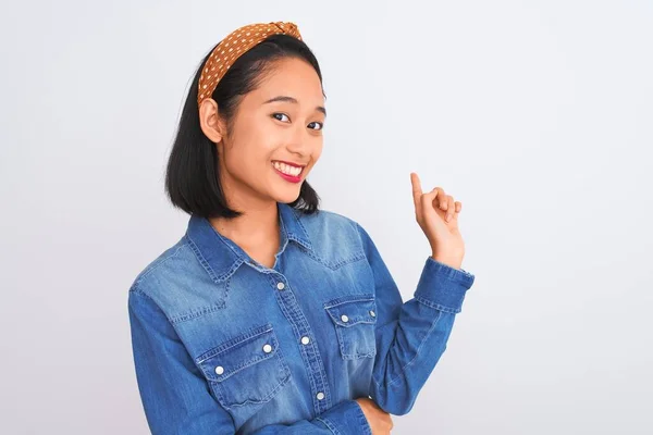 Jonge Mooie Chinese Vrouw Draagt Denim Shirt Staan Geïsoleerde Witte — Stockfoto