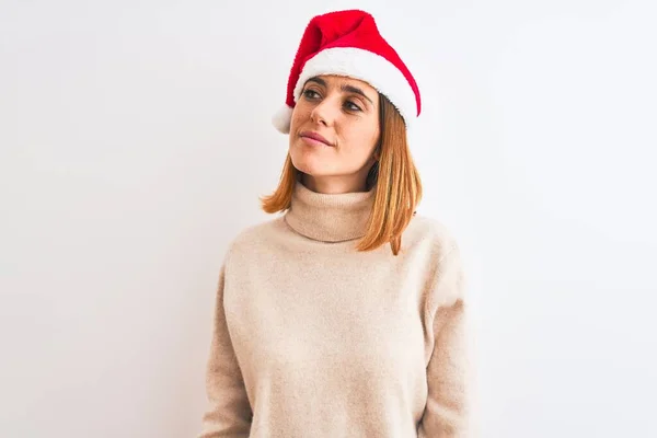 Hermosa Mujer Pelirroja Con Sombrero Navidad Sobre Fondo Aislado Sonriendo —  Fotos de Stock