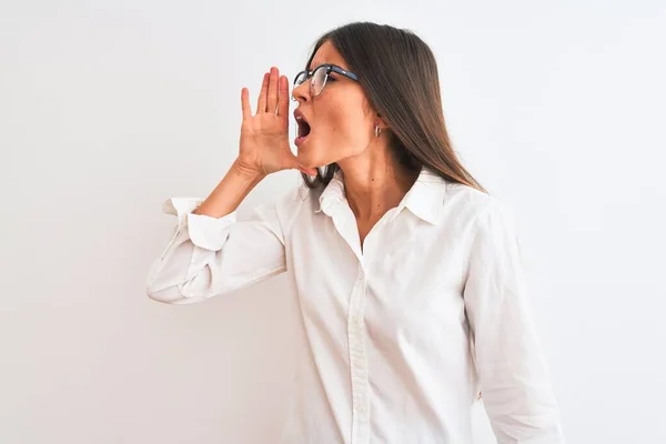 Jonge Mooie Zakenvrouw Draagt Een Bril Staande Geïsoleerde Witte Achtergrond — Stockfoto