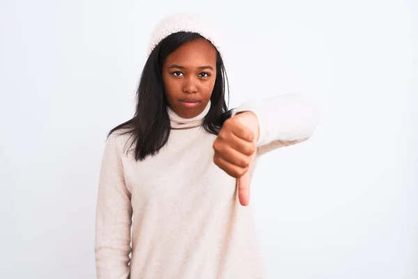 Hermosa Mujer Afroamericana Joven Con Suéter Cuello Alto Sombrero Invierno —  Fotos de Stock