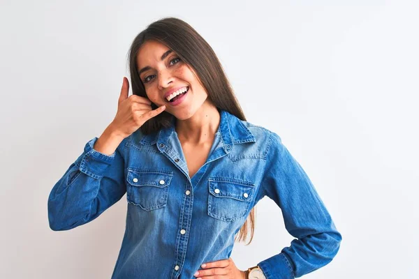 Joven Hermosa Mujer Con Camisa Vaquera Casual Pie Sobre Fondo —  Fotos de Stock