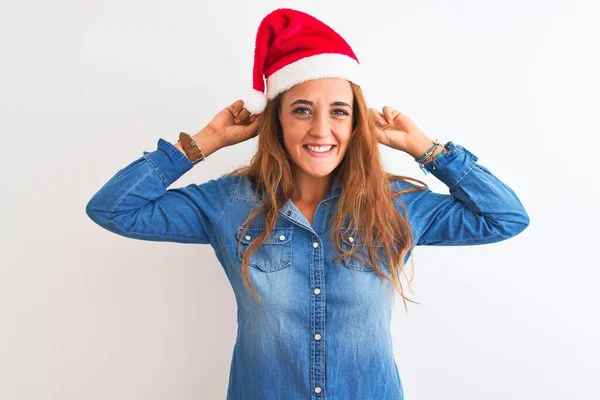 Jovem Mulher Ruiva Bonita Usando Chapéu Natal Sobre Fundo Isolado — Fotografia de Stock