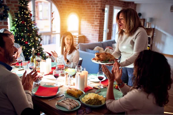 Családi Baráti Vacsora Otthon Ünnepli Karácsony Este Hagyományos Ételek Dekoráció — Stock Fotó