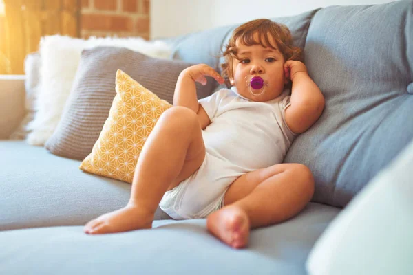 Schöne Kleinkind Mädchen Trägt Weißes Shirt Sitzt Auf Dem Sofa — Stockfoto