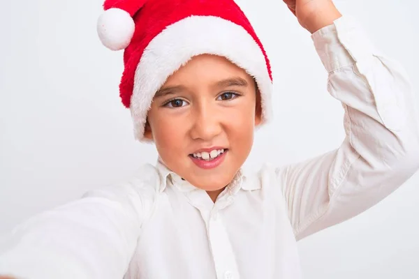 Menino Bonito Usando Chapéu Natal Santa Fazer Selfie Sobre Fundo — Fotografia de Stock