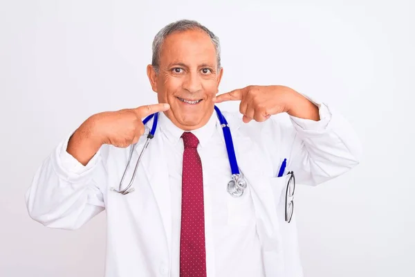 Uomo Anziano Medico Dai Capelli Grigi Indossa Stetoscopio Piedi Sopra — Foto Stock