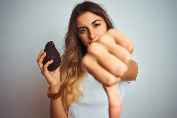 Young Beautiful Woman Eating Avocado Grey Isolated Background Angry Face — ストック写真