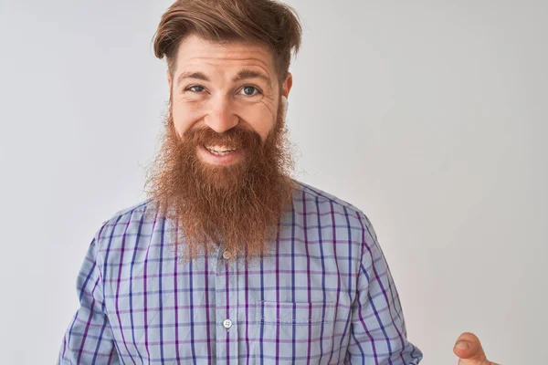 Hombre Irlandés Pelirrojo Escuchando Música Usando Auriculares Inalámbricos Sobre Fondo — Foto de Stock