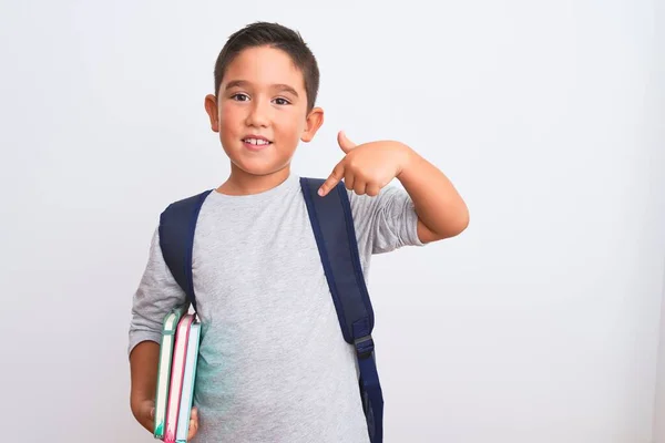 Menino Estudante Bonito Usando Mochila Segurando Livros Sobre Fundo Branco — Fotografia de Stock