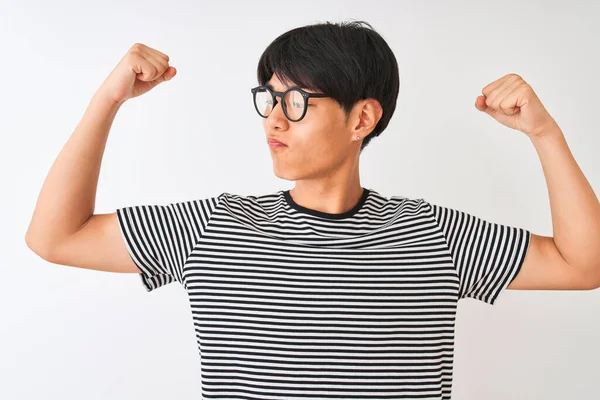 Hombre Chino Con Gafas Camiseta Rayas Marina Pie Sobre Fondo — Foto de Stock