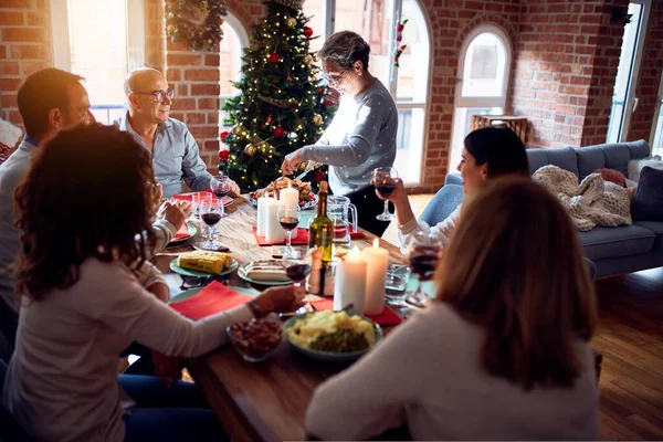 伝統的な食べ物や装飾でクリスマスの前夜を祝う家で家族や友人の食事 夕食のために七面鳥を準備 — ストック写真