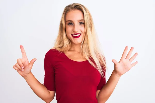 Jovem Mulher Bonita Vestindo Camiseta Vermelha Sobre Fundo Branco Isolado — Fotografia de Stock