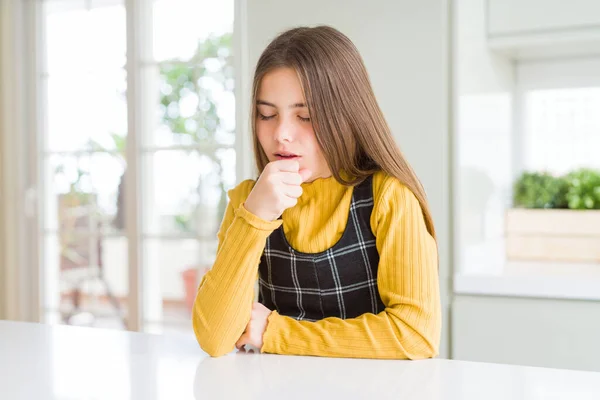 Joven Hermosa Niña Rubia Que Usa Suéter Amarillo Casual Casa — Foto de Stock