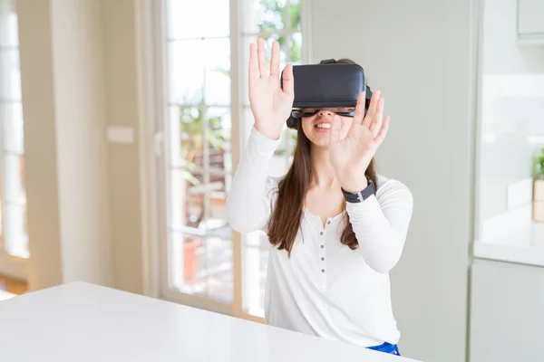 Jovem mulher jogando jogo de realidade virtual usando glasse simulação — Fotografia de Stock