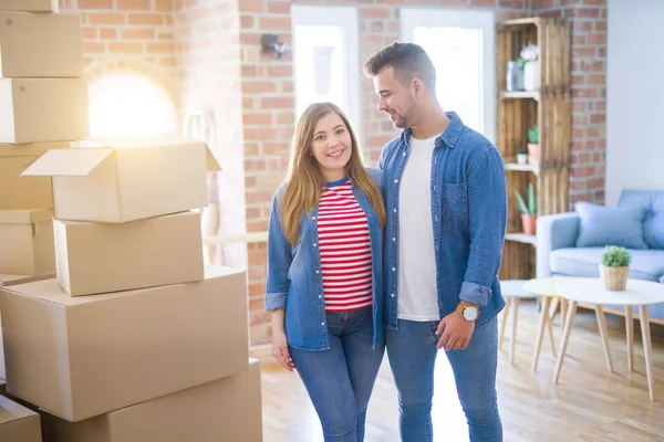 Joven Hermosa Pareja Enamorada Mudarse Nuevo Hogar Muy Feliz Alegre — Foto de Stock