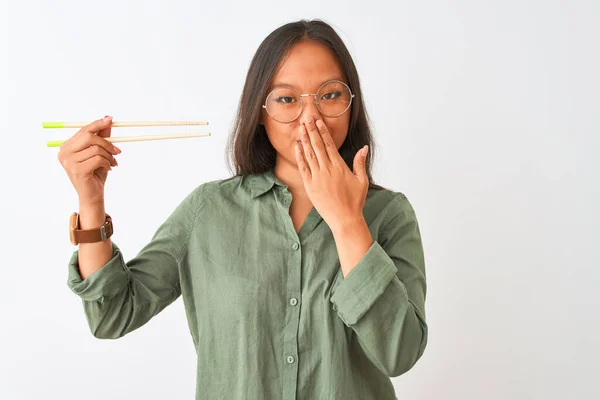 Ung Kinesisk Kvinna Bär Glasögon Hålla Ätpinnar Över Isolerade Vit — Stockfoto