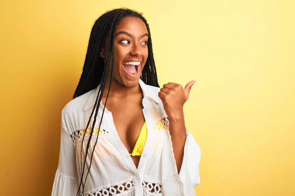 Африканская Американка Отпуске Бикини Рубашке Изолированном Желтом Фоне Улыбается Счастливым — стоковое фото