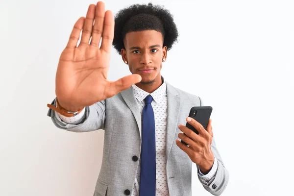 Jonge Afrikaanse Amerikaanse Zakenman Met Behulp Van Smartphone Geïsoleerde Witte — Stockfoto