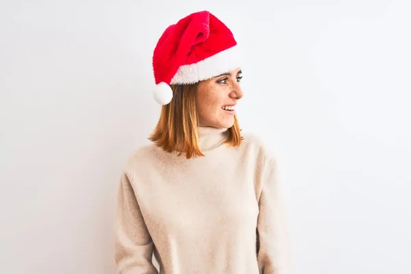 Mulher Ruiva Bonita Usando Chapéu Natal Sobre Fundo Isolado Olhando — Fotografia de Stock