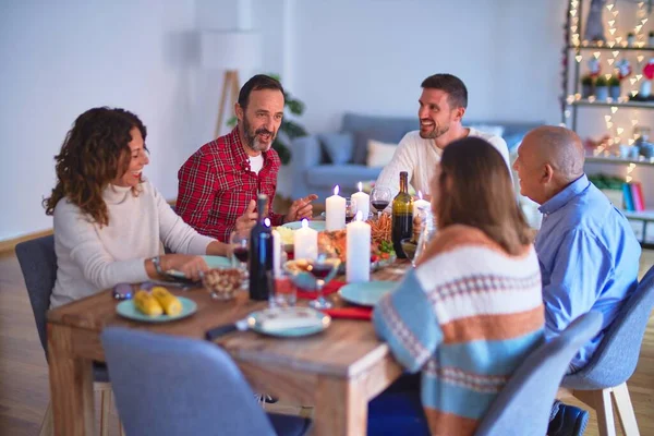 Hermosa Familia Sonriendo Feliz Confiada Comer Pavo Asado Celebrando Navidad — Foto de Stock