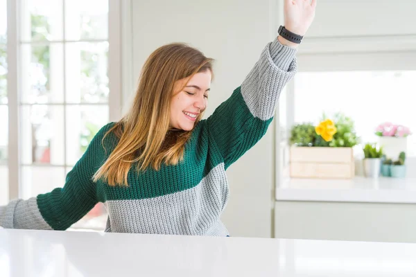 Ung Vacker Storlek Kvinna Bär Casual Randig Tröja Dansa Glad — Stockfoto