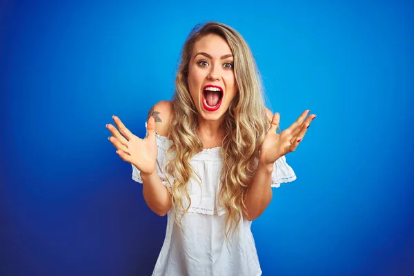 Young Beautiful Woman Wearing White Dress Standing Blue Isolated Background — Stock Photo, Image