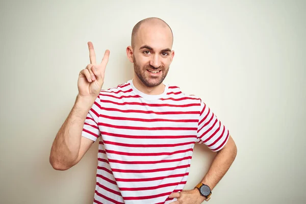 Ung Skallig Man Med Skägg Bär Casual Randig Röd Shirt — Stockfoto