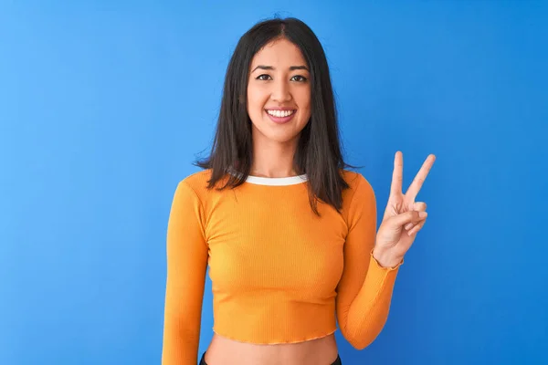 Jonge Mooie Chinese Vrouw Draagt Oranje Shirt Staan Geïsoleerde Blauwe — Stockfoto