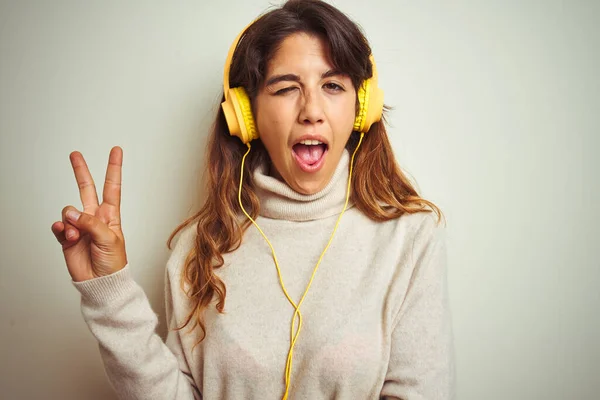 Jeune Belle Femme Écoutant Musique Aide Écouteurs Sur Fond Blanc — Photo