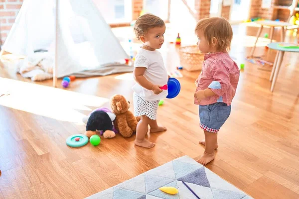 Чарівні Малюки Грають Навколо Багато Іграшок Дитячому Саду — стокове фото
