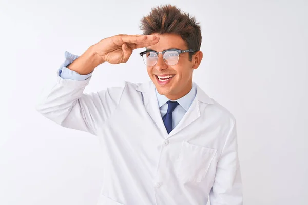 年轻英俊的科学家 戴着眼镜 穿着外套 站在孤立的白色背景上 非常高兴 面带微笑地看着远方 手牵着手 搜寻概念 — 图库照片