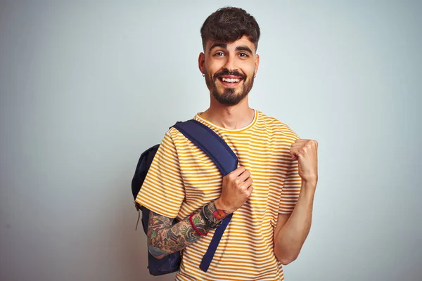 Mladý Student Muž Tetováním Nosí Batoh Stojí Nad Izolovaným Bílým — Stock fotografie