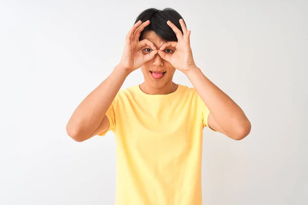 Hombre Chino Vistiendo Una Camiseta Casual Amarilla Pie Sobre Fondo —  Fotos de Stock