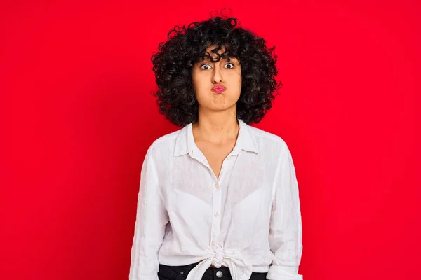 Mulher Árabe Jovem Com Cabelo Encaracolado Vestindo Camisa Casual Branca — Fotografia de Stock