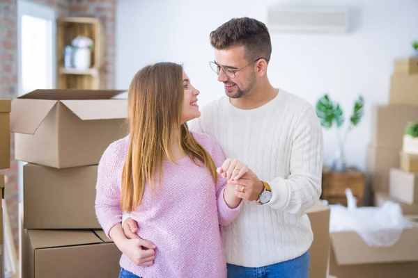 Jonge Vrolijke Paar Glimlachend Gelukkig Tonen Trouwring Viering Van Betrokkenheid — Stockfoto