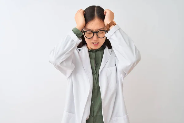 Jonge Chinese Wetenschapper Vrouw Dragen Jas Bril Geïsoleerde Witte Achtergrond — Stockfoto