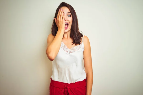 Junge Schöne Frau Shirt Das Über Weißem Isoliertem Hintergrund Steht — Stockfoto