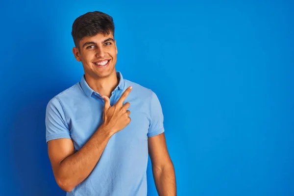 Homem Indiano Jovem Vestindo Pólo Casual Sobre Fundo Azul Isolado — Fotografia de Stock