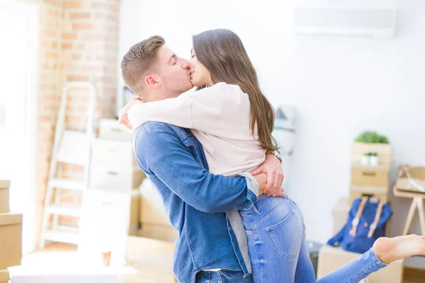 Schönes junges Paar, das sich verliebt umarmt, sehr glücklich in ein n — Stockfoto