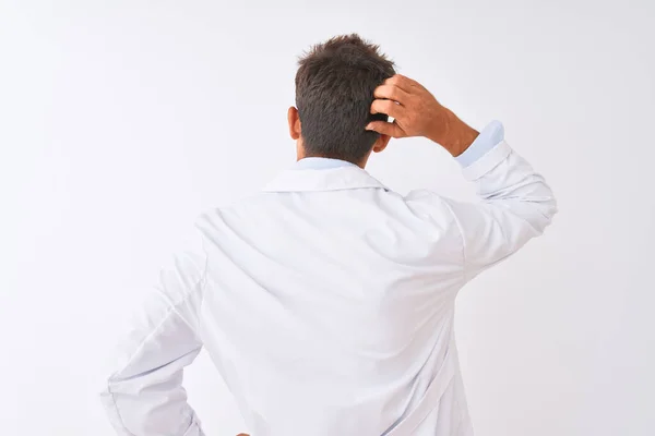 Junger Gutaussehender Wissenschaftler Mit Brille Und Mantel Über Isoliertem Weißem — Stockfoto