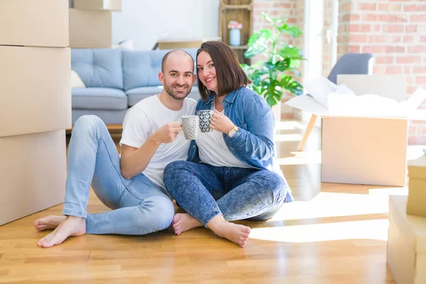 Junges Paar Sitzt Auf Dem Boden Des Neuen Hauses Pappkartons — Stockfoto