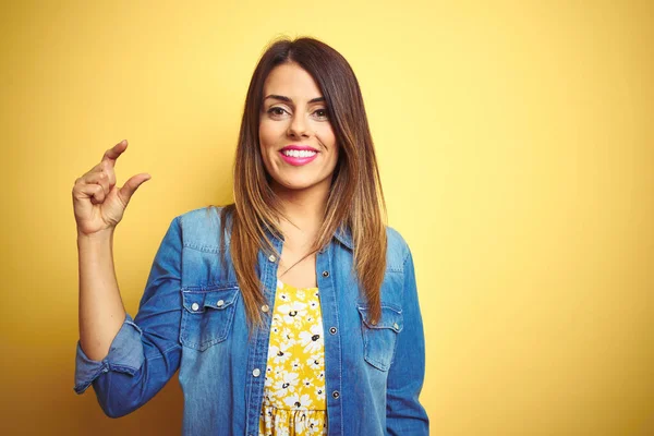 Jonge Mooie Vrouw Staat Gele Geïsoleerde Achtergrond Glimlachend Zelfverzekerd Gebaar — Stockfoto