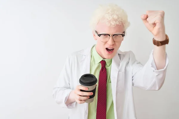 Albino Cientista Homem Usando Óculos Beber Tirar Café Sobre Isolado — Fotografia de Stock