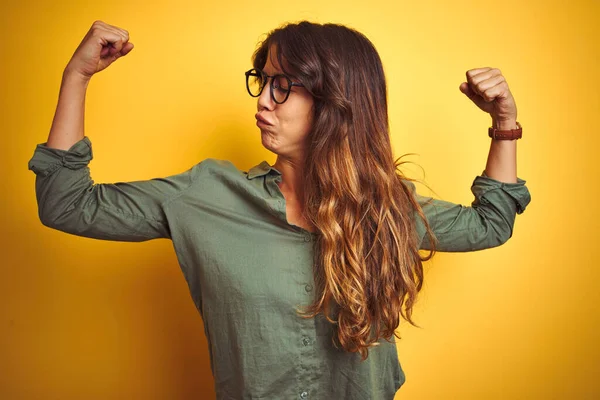 Mujer Hermosa Joven Con Camisa Verde Gafas Sobre Fondo Aislado —  Fotos de Stock