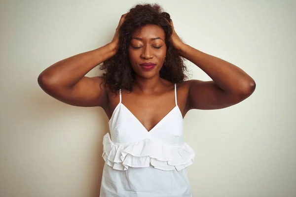 Mujer Afroamericana Joven Vistiendo Camiseta Pie Sobre Fondo Blanco Aislado —  Fotos de Stock