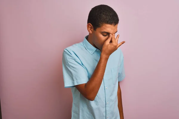 Ung Stilig Arabisk Man Bär Blå Skjorta Stående Över Isolerade — Stockfoto