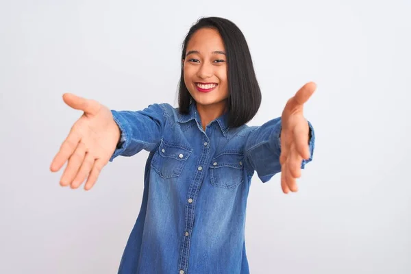 Jonge Mooie Chinese Vrouw Draagt Denim Shirt Staan Geïsoleerde Witte — Stockfoto