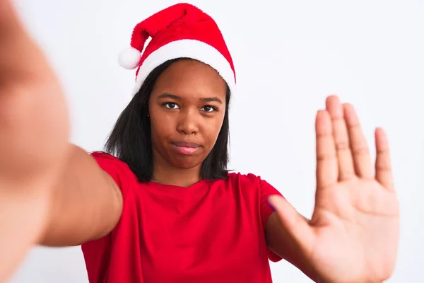 Jovem Afro Americana Vestindo Chapéu Natal Tomando Uma Selfie Sobre — Fotografia de Stock