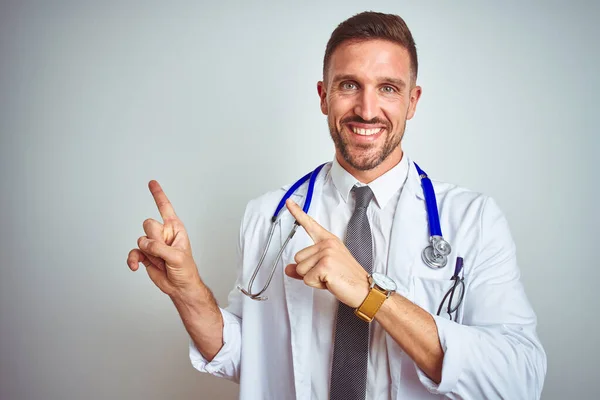 Junger Gutaussehender Arzt Weißem Mantel Über Isoliertem Hintergrund Lächelnd Und — Stockfoto
