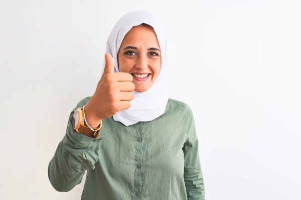 Junge Schöne Arabische Frau Trägt Traditionellen Muslimischen Hidschab Über Isoliertem — Stockfoto